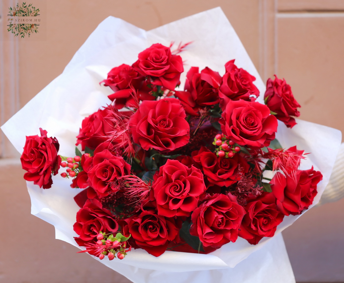 Virágküldés Budapest - Modern trendi reflexelt (kihajtott szirmú) vörös rózsás csokor valentin-napra  (17 szál)
