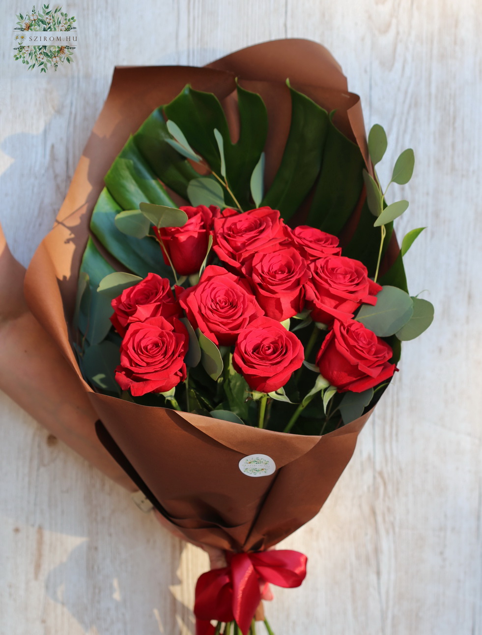 flower delivery Budapest - 10 red roses for valentine day with monstera leaf