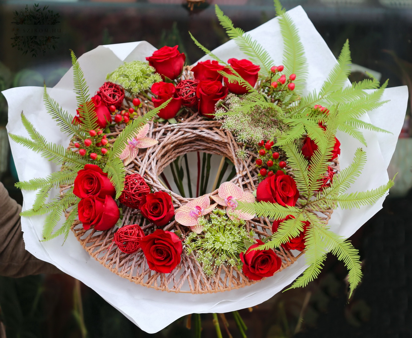 Blumenlieferung nach Budapest - Grosse rote Rosen Strauss im Desigstrausshalter, mit Orchideen