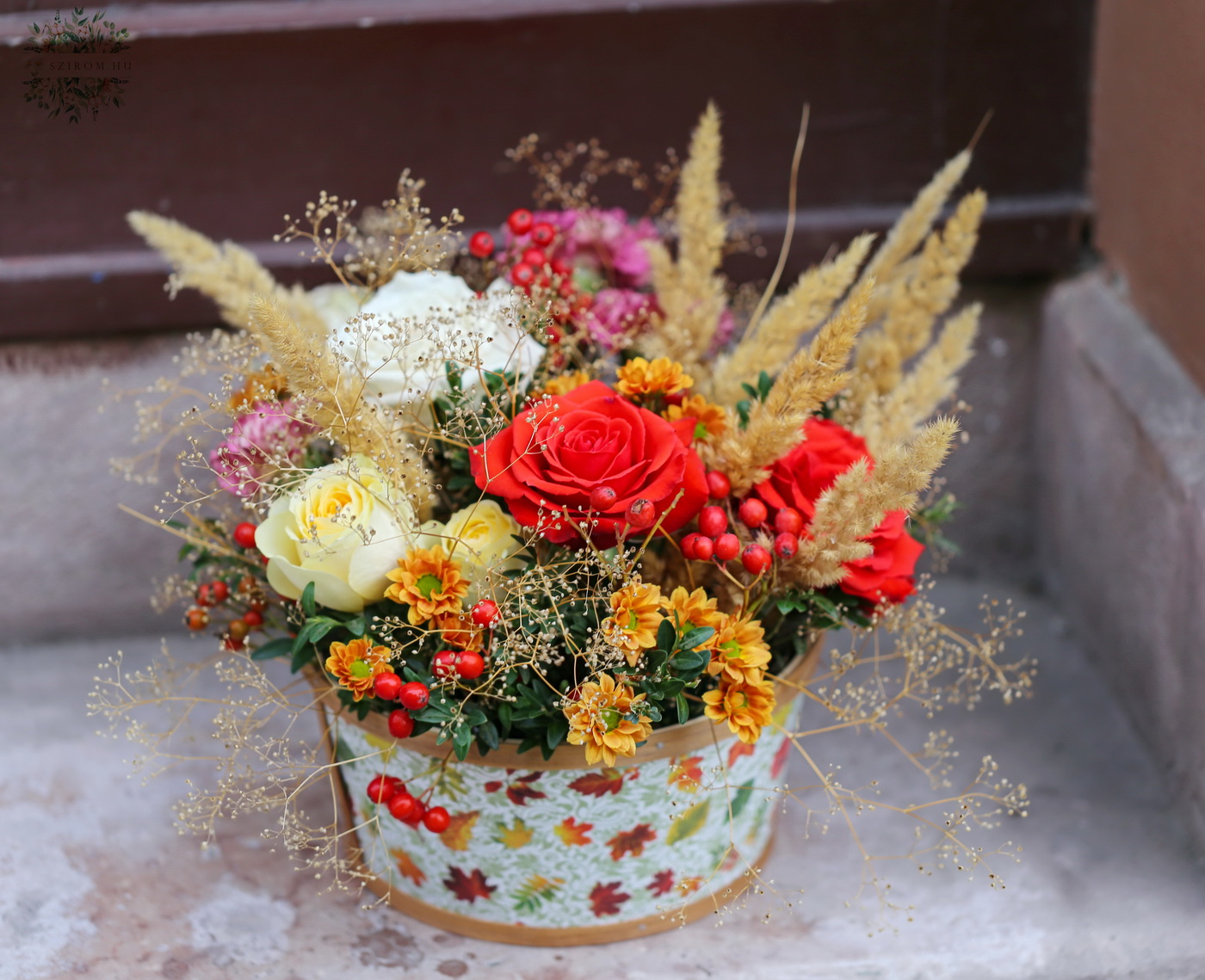 Blumenlieferung nach Budapest - Herbstliche luftige Blumenschale mit Rosen