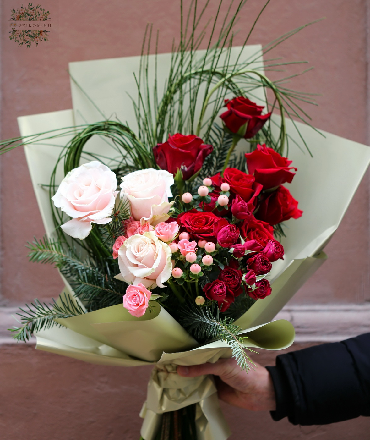 Virágküldés Budapest - Télies szív csokor rózsaszín és fehér rózsával