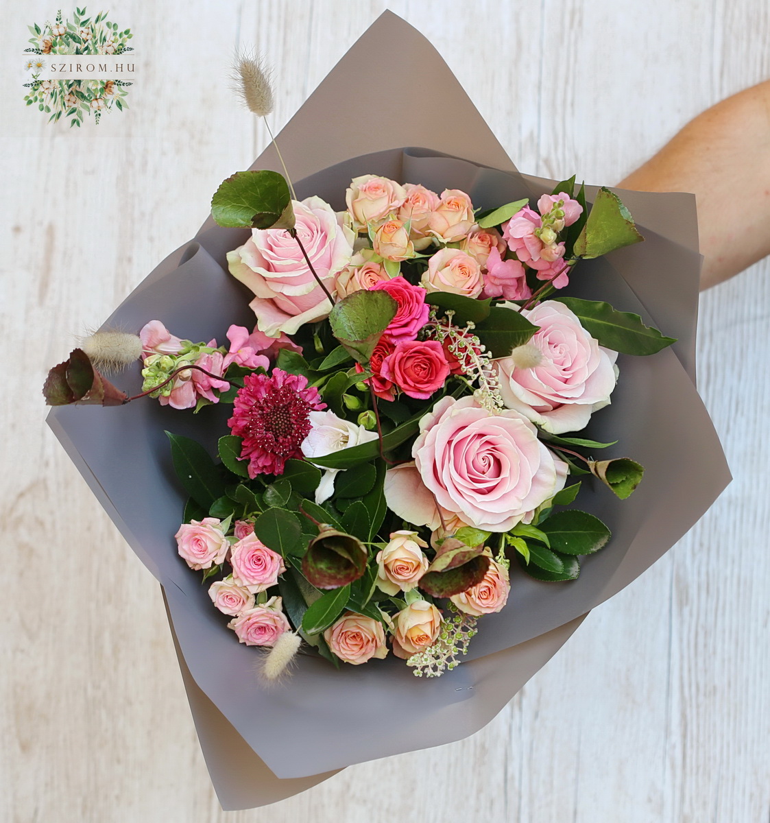 Virágküldés Budapest - Romantikus rózsás csokor levél tölcsérkékkel