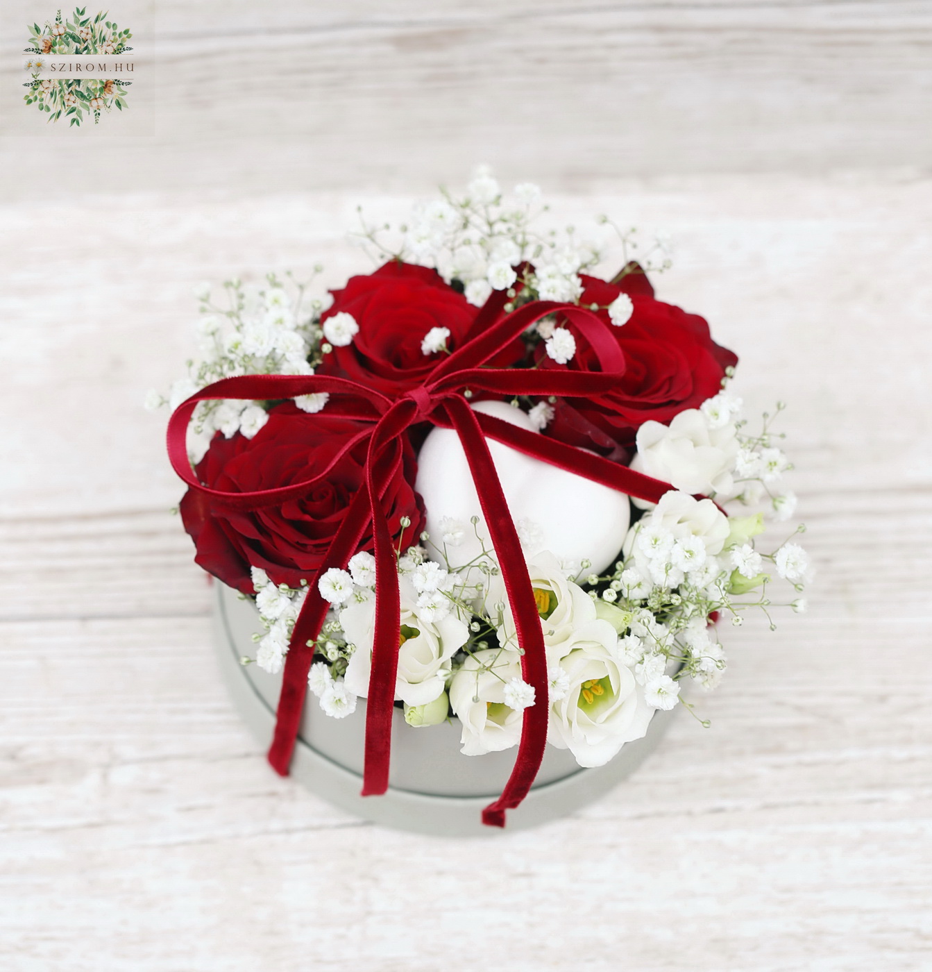 flower delivery Budapest - Small round rose box with plaster heart (3 stems + small flowers)