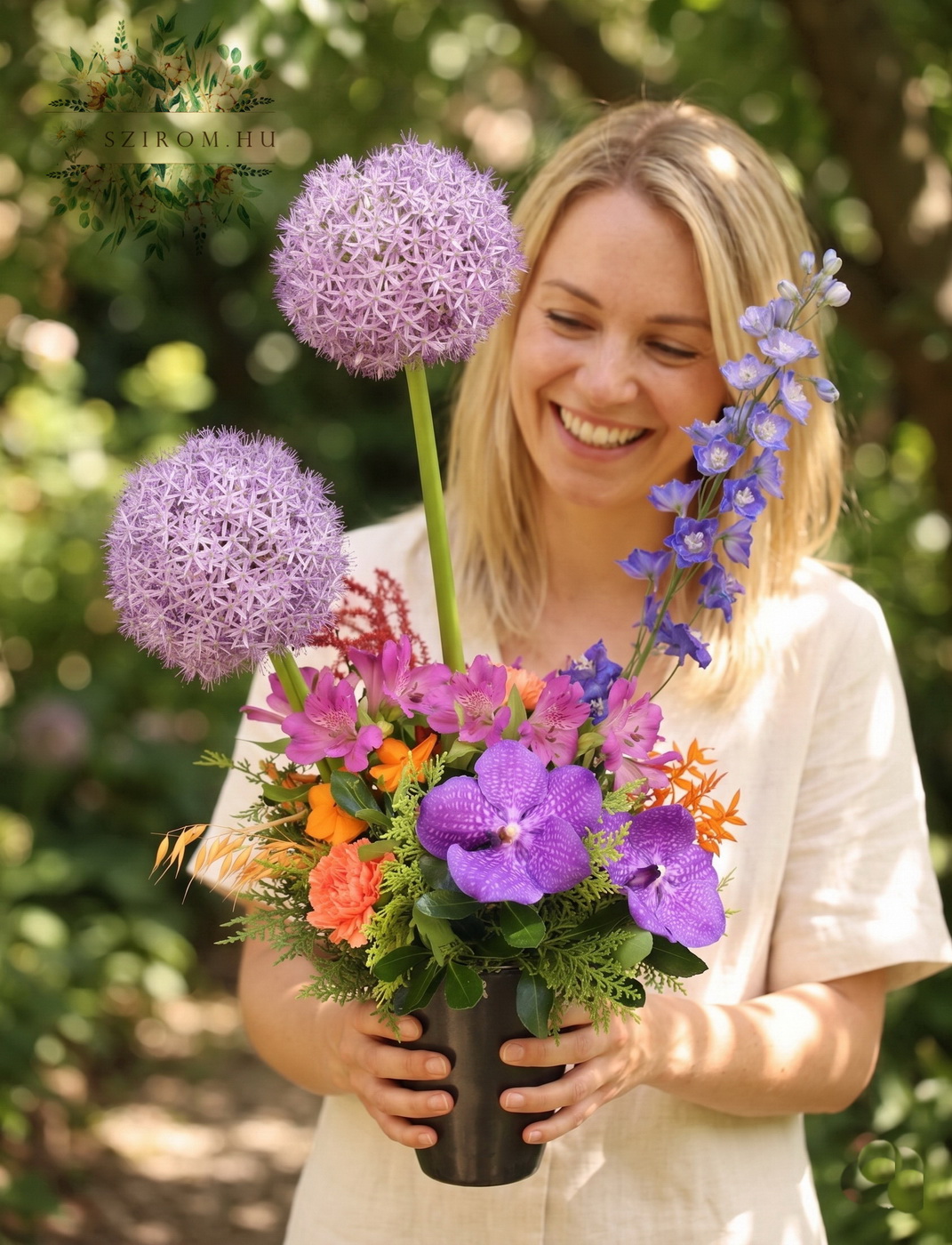 Blumenlieferung nach Budapest - Blumenarrangement mit duftige Allium Kugeln und Vanda-Orchideen