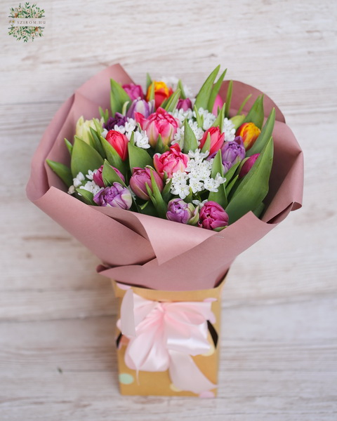 Blumenlieferung nach Budapest - Tulpen mit doppel Blütenblättern und weißen Alliumen in einer Papiervase (30 Stiele)