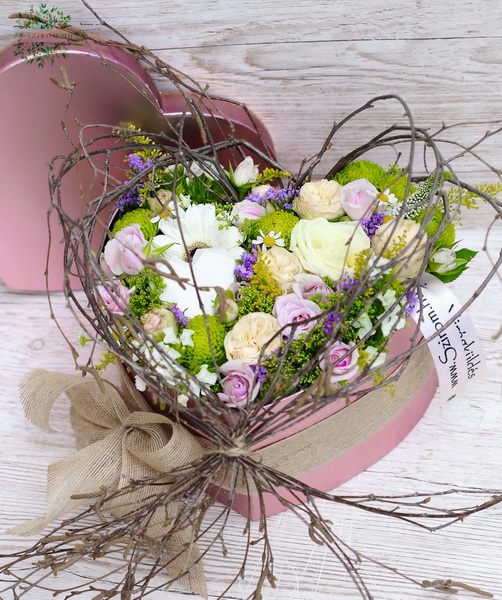flower delivery Budapest - Rosegold heart box with small flowers, and little heart