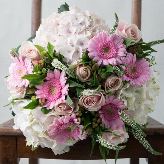 Blumenlieferung nach Budapest - Großer rosa runder Strauß mit Hortensien, Rosen, Gerbera (23 Stiele)