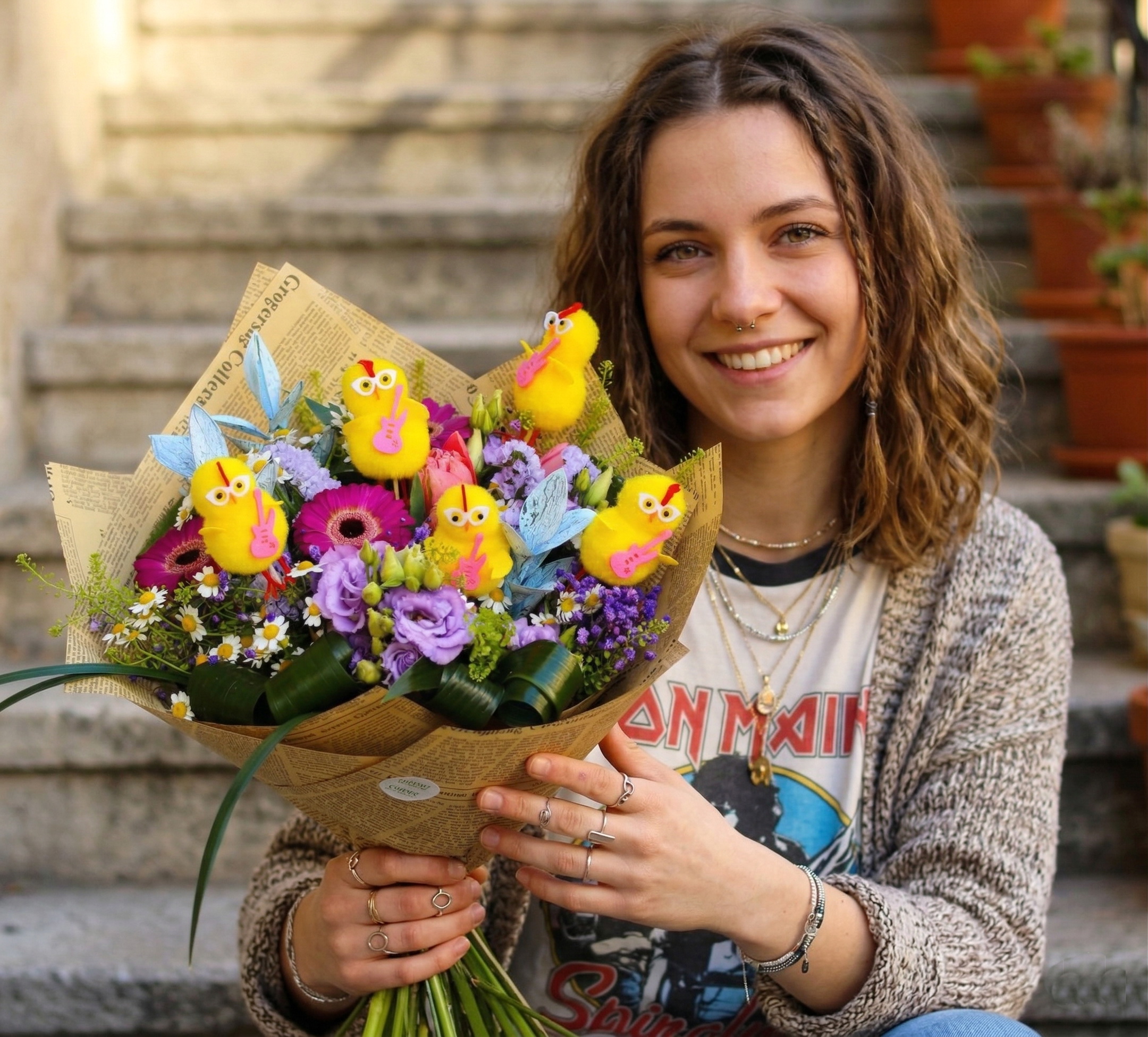 Virágküldés Budapest - Húsvéti csokor gitározó kiscsibékkel (12 szál)