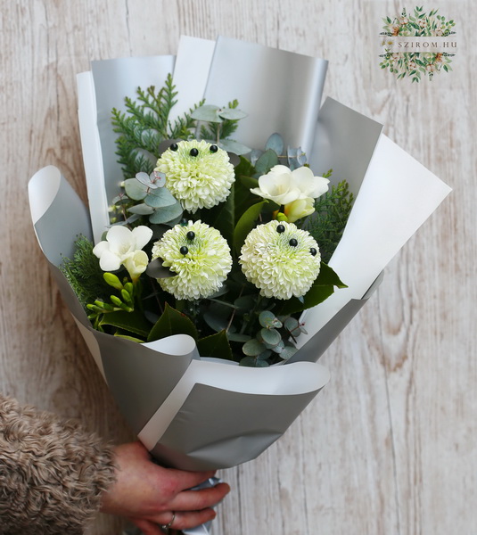 flower delivery Budapest - 3 pandabear heads made from flower, in bouquet