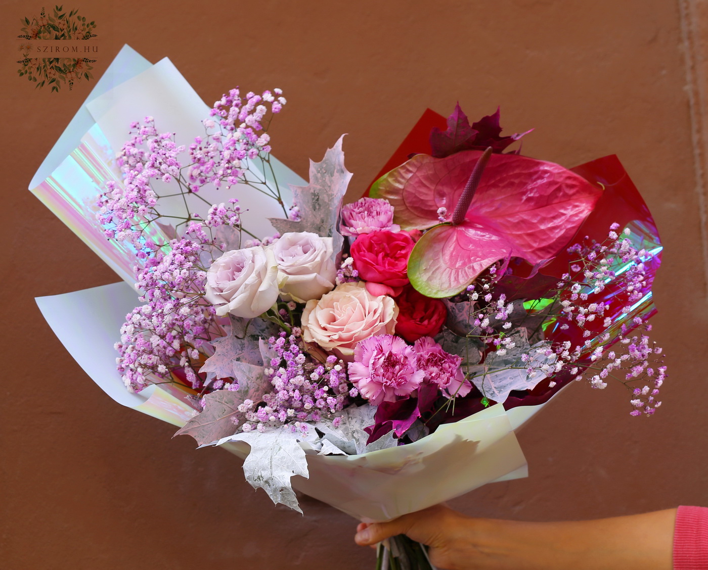 Blumenlieferung nach Budapest - Lila Herbstlicher Halbmondstrauß mit farbigen Eichenblättern, englischen Rosen, Anthurium