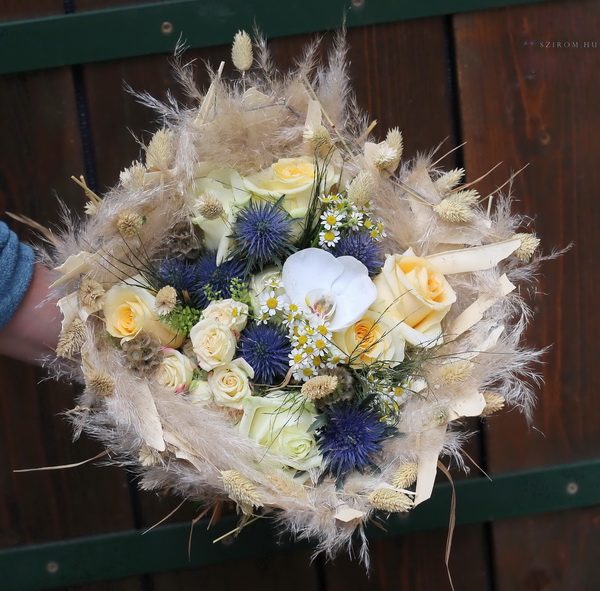 Blumenlieferung nach Budapest -  Quadrat Strauss mit Flauschige Basis
