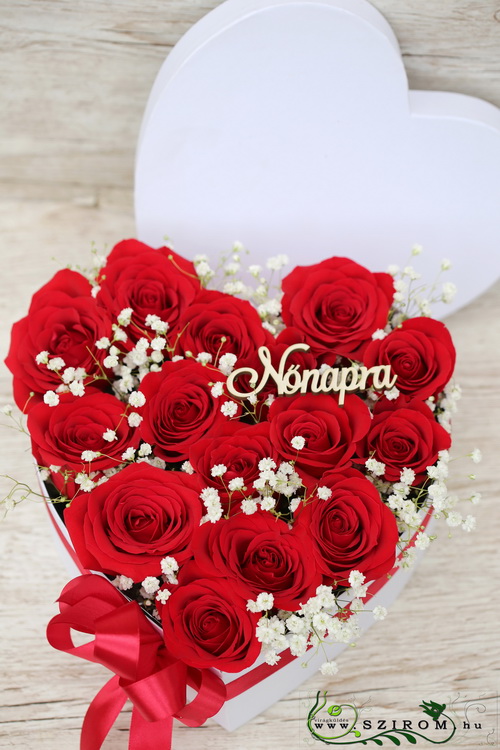 Blumenlieferung nach Budapest - Rote Rosen mit kleinen Blumen im Herz Box zum Frauentag