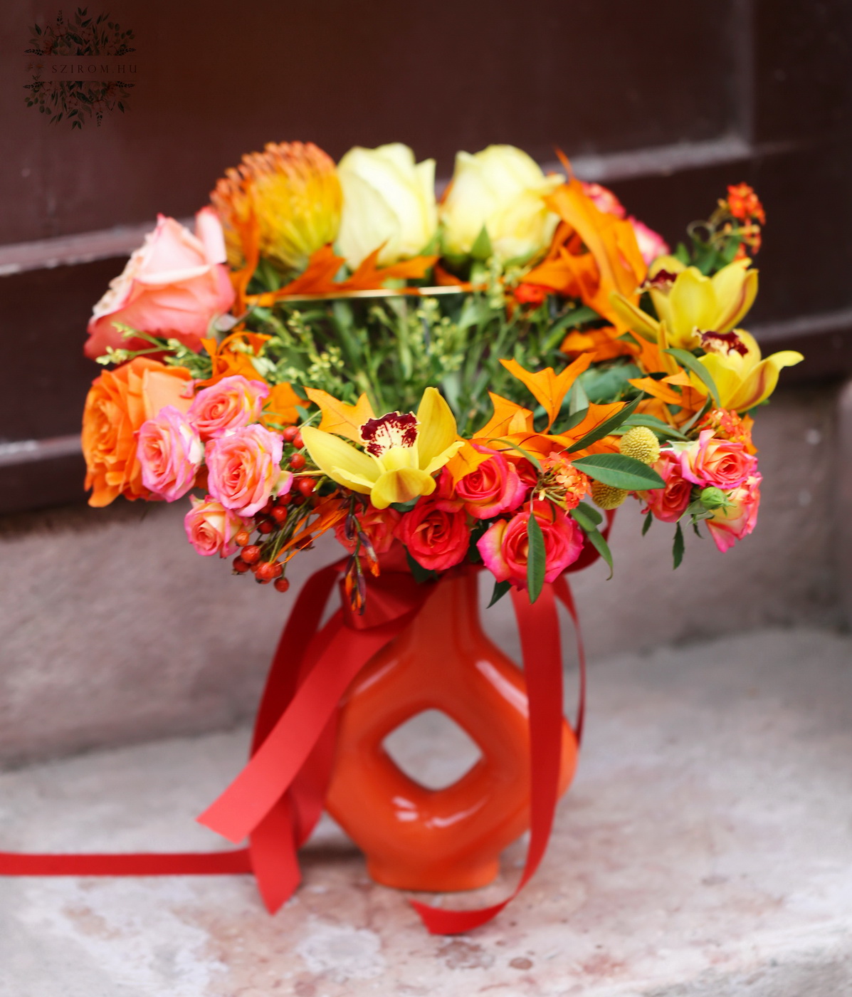 Blumenlieferung nach Budapest - Herbststrauß für Würfelköpfe, mit quadratischer Vase