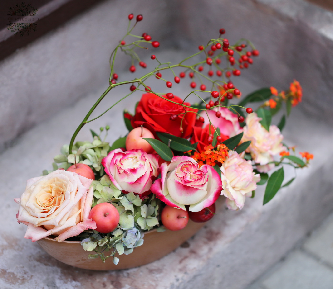 Blumenlieferung nach Budapest - Herbstblumenboot mit Äpfeln