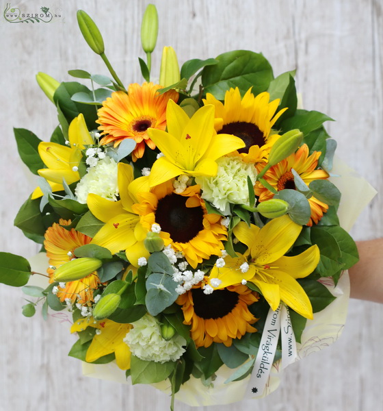Blumenlieferung nach Budapest - Blumenstrauß mit Lilien und Sonnenblumen (16 Stiele)