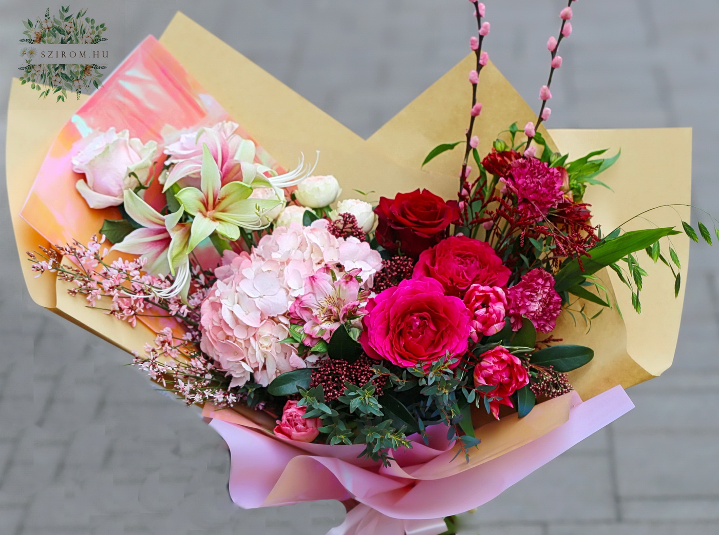 Virágküldés Budapest - Félhold csokor rózsaszín-vörös színekben, amarillisszel, tulipánnal, rózsával (19 szál)