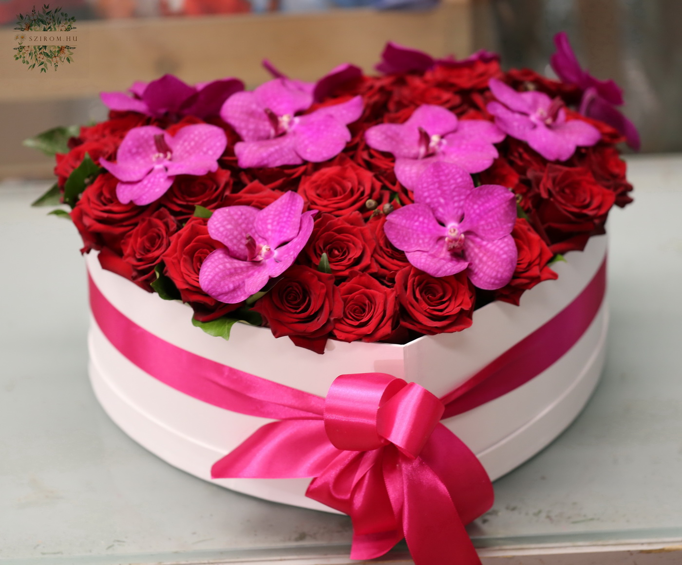 Blumenlieferung nach Budapest - Herzbox mit 35 roten Rosen und 10 Vanda-Orchideen