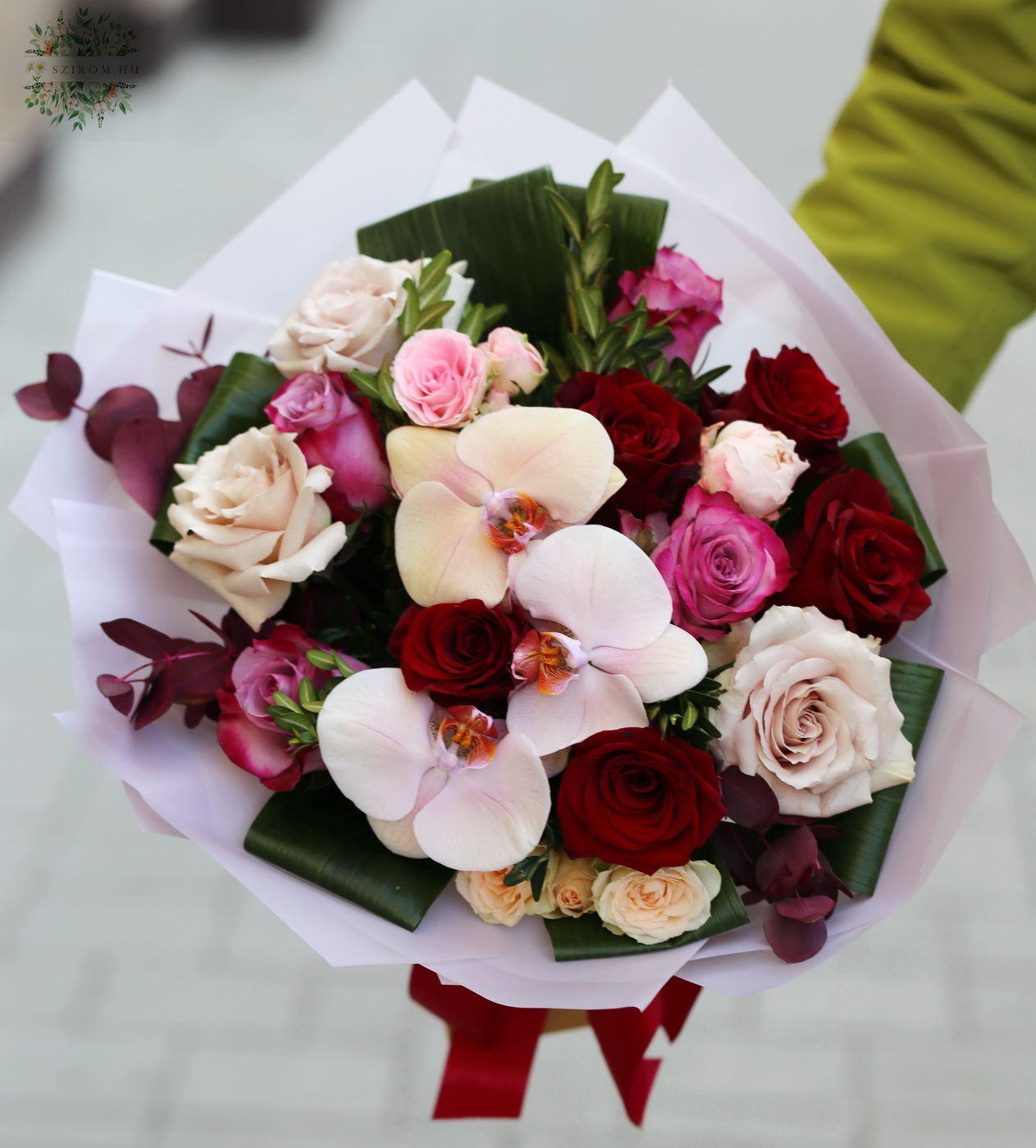 flower delivery Budapest - Bouquet of roses with phalaenopsis