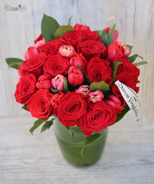 Virágküldés Budapest - Vörös rózsa, rózsaszín tulipán csokor vázában 15+15 szál