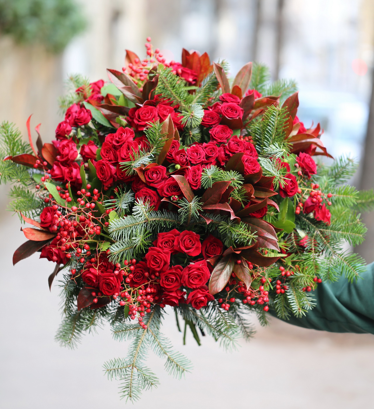 Blumenlieferung nach Budapest - Riesiger Winterstrauß aus Sprayrosen mit Keifern, roten Beeren und roten Lorbeerblättern