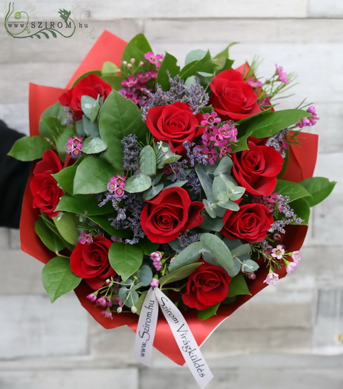 Blumenlieferung nach Budapest - 9 rote Rosen mit Wiesenblumen